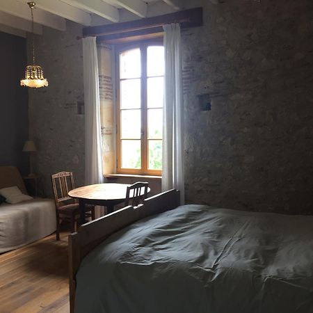 Les Huguets Bed & Breakfast Villeneuve-sur-Lot Room photo